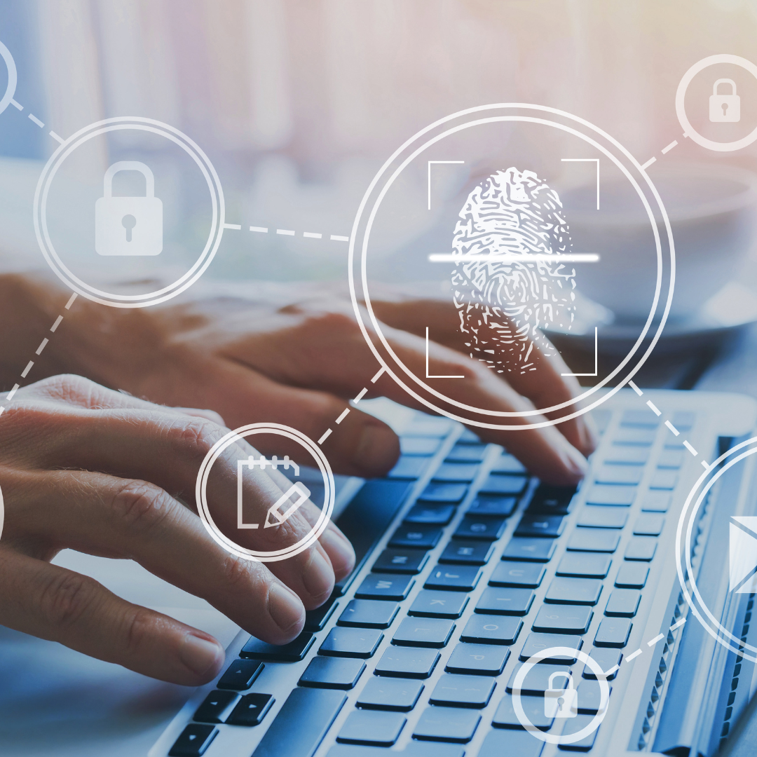 Hände tippen auf einer Laptop-Tastatur, umgeben von digitalen Sicherheits-Icons wie Fingerabdruck, Schloss und Datenschutz-Symbolen.